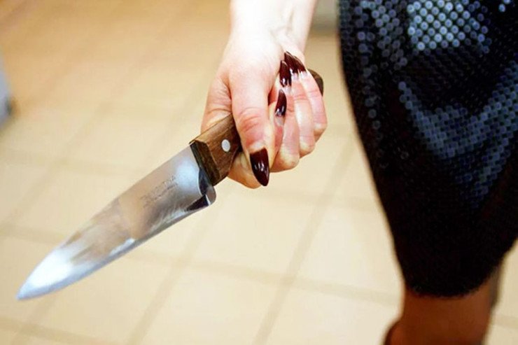 Bakıda qadın evinə getdiyi kişini bıçaqladı