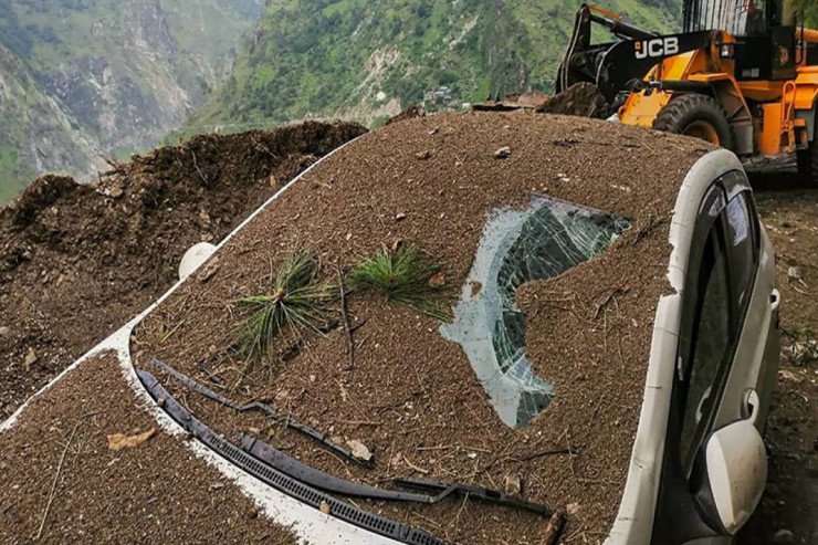Torpaq kütləsi avtobusun üzərinə töküldü – 30 ÖLÜ Torpaq kütləsi avtobusun üzərinə töküldü – 30 ÖLÜ