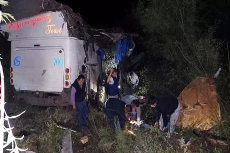 Turist avtobusu qəzaya uğradı, ölən və yaralananlar var Turist avtobusu qəzaya uğradı, ölən və yaralananlar var