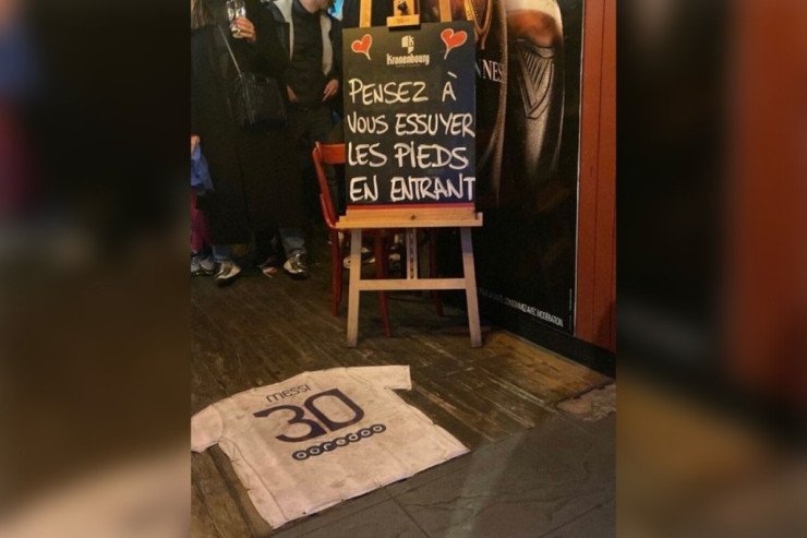 Fransada Messiyə qarşı TƏHQİR: Formasına barda ayaqqabı sildirirlər Fransada Messiyə qarşı TƏHQİR: Formasına barda ayaqqabı sildirirlər