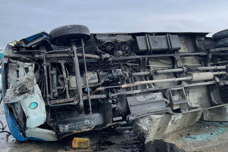Avtobus çaya düşdü, ölənlər var
