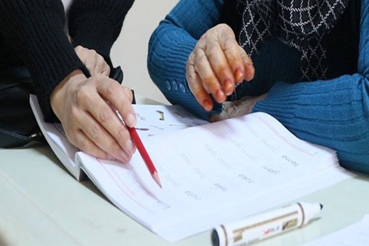 73 yaşlı qadın ərini tapmaq üçün Əlifbanı ÖYRƏNİR