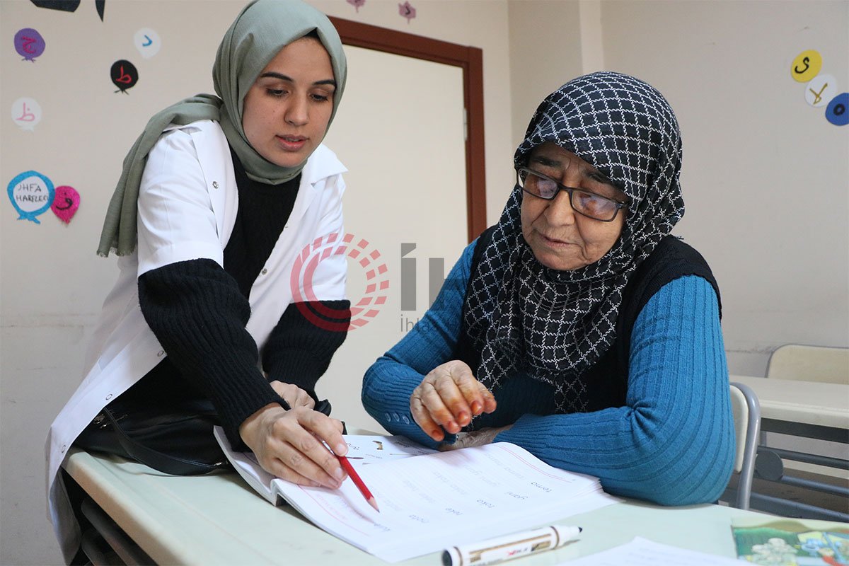 73 yaşlı qadın ərini tapmaq üçün Əlifbanı ÖYRƏNİR