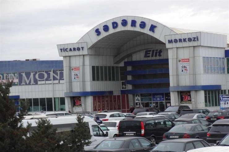 “Sədərək” ticarət mərkəzində yanğın başladı