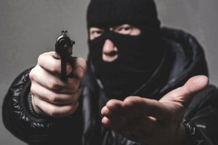 Bakıda evə silahlı BASQIN: başından vurub pul istədi