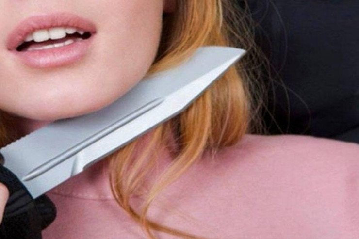 Keçmiş sevgilisinin boğazını kəsdi Keçmiş sevgilisinin boğazını kəsdi