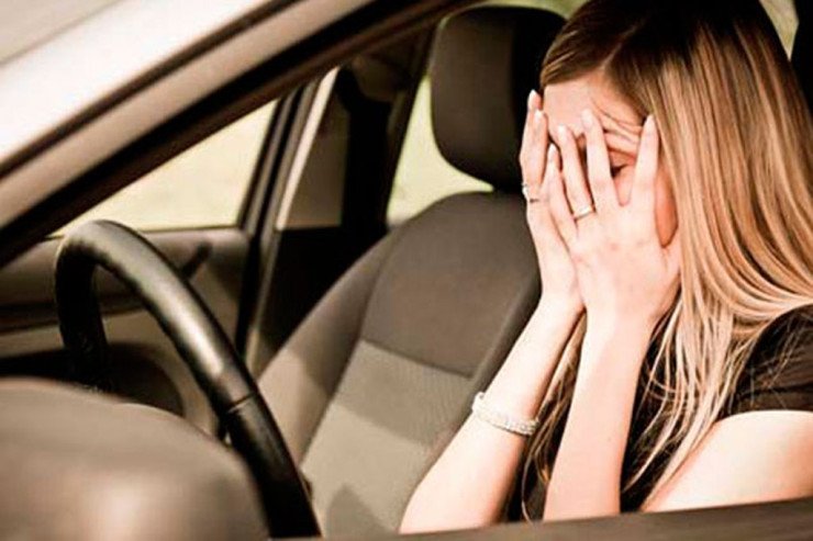 Qadın sürücü yol polisini DİŞLƏDİ
