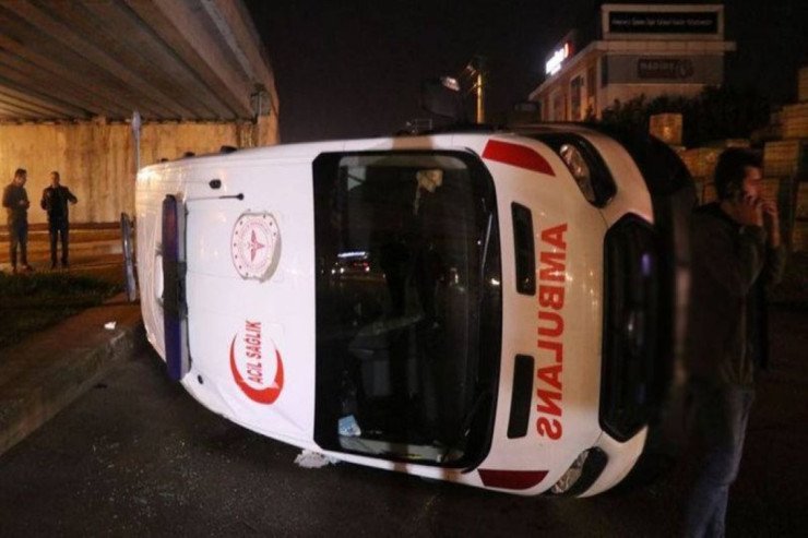 Avtobusla toqquşan təcili yardım maşını aşdı, 3 tibb işçisi...