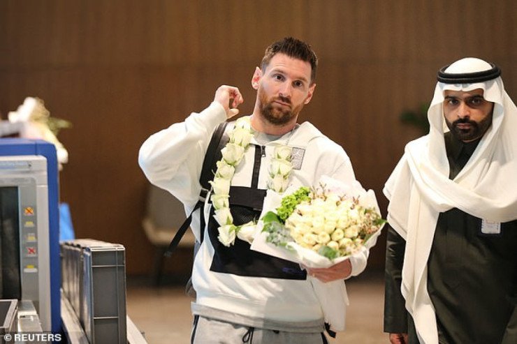 Messi yenidən ƏRƏBİSTANDA Messi yenidən ƏRƏBİSTANDA