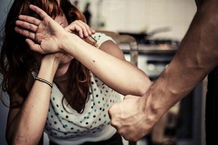 Bakının mərkəzində gənc qızı döydülər Bakının mərkəzində gənc qızı döydülər