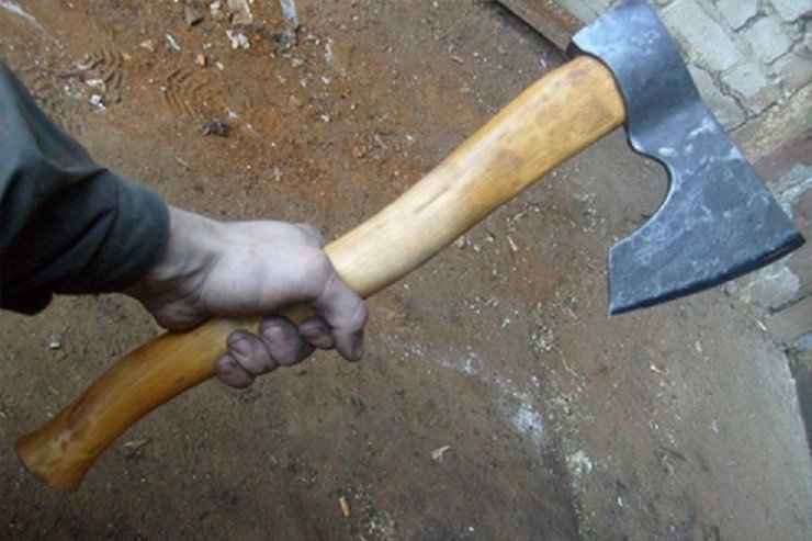 Ad günündə içib qonşusunu BALTALADI Ad günündə içib qonşusunu BALTALADI