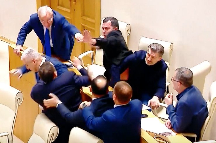 Parlamentdə nazirin çıxışı zamanı deputatlar dava etdi Parlamentdə nazirin çıxışı zamanı deputatlar dava etdi