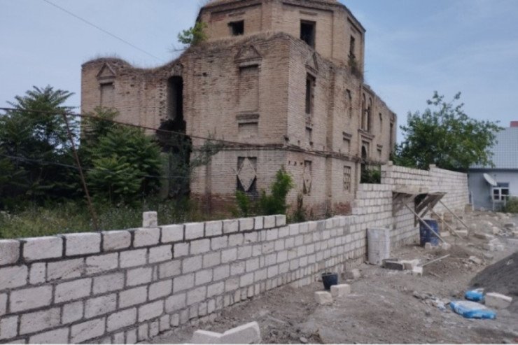 Azərbaycanda bu da oldu: Abidənin önünə hasar çəkdilər