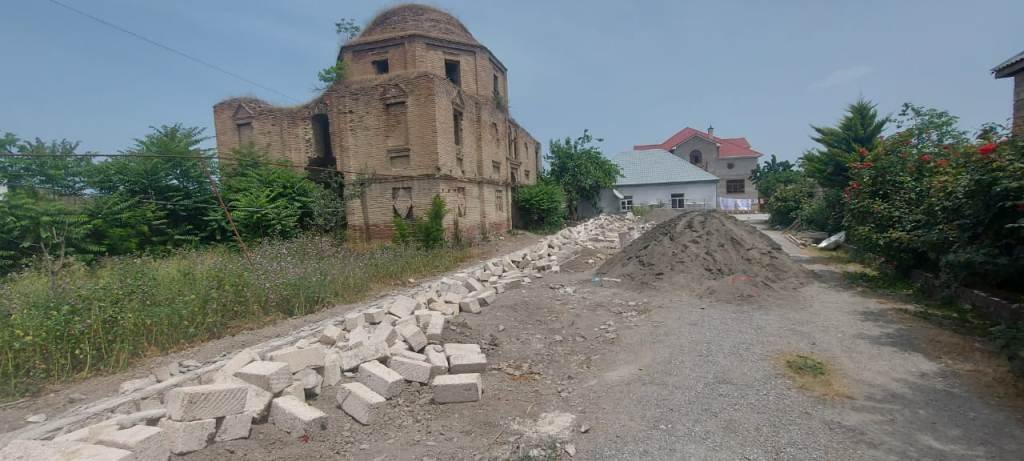 Azərbaycanda bu da oldu: Abidənin önünə hasar çəkdilər