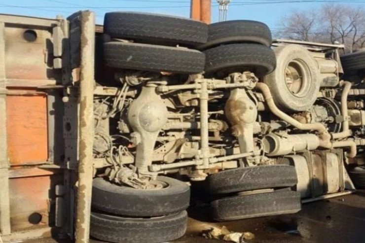 Ağsuda "KaMAZ" aşdı, ölən var Ağsuda "KaMAZ" aşdı, ölən var