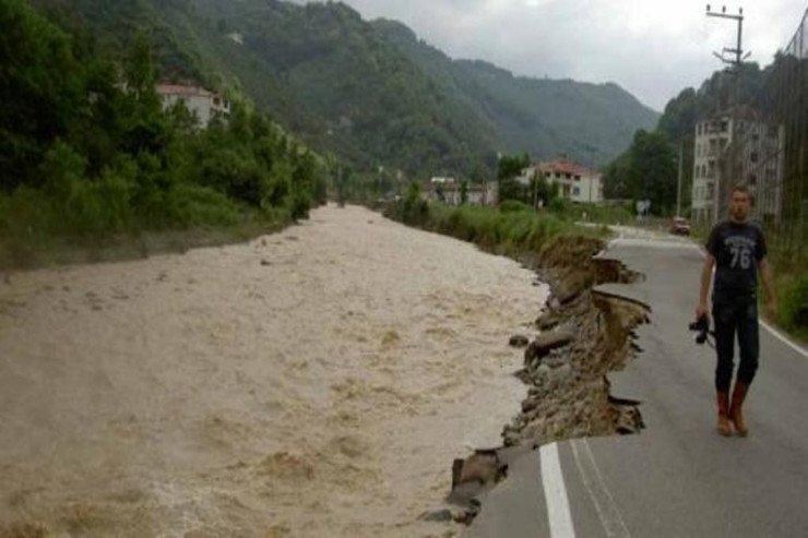 Qaxa gələn sel dayanmayıb - FAKTİKİ HAVA Qaxa gələn sel dayanmayıb - FAKTİKİ HAVA