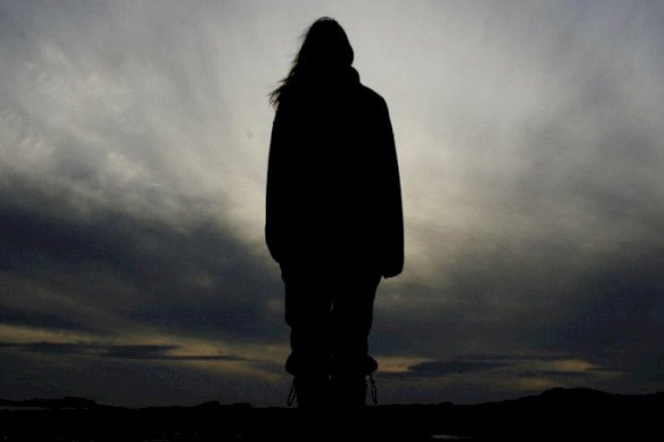 15 yaşlı qız itkin düşdü