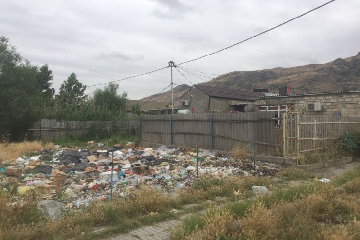 Azərbaycanda bələdiyyə sədri zibilliyə görə "zibilə" düşdü