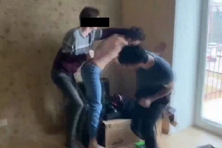 Altı oğlan 20 yaşlı dostunu “xəyanət”ə görə oğurlayıb işgəncə verdilər Altı oğlan 20 yaşlı dostunu “xəyanət”ə görə oğurlayıb işgəncə verdilər