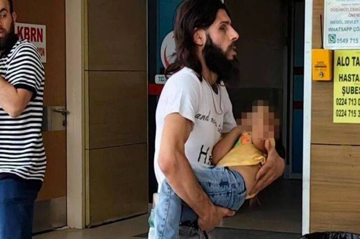 Nəzarətsiz qalan uşağın gözünə bıçaq batdı Nəzarətsiz qalan uşağın gözünə bıçaq batdı
