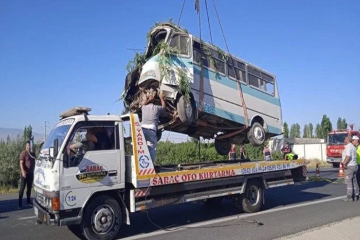 Mikroavtobus dərəyə aşdı, 7 nəfər öldü Mikroavtobus dərəyə aşdı, 7 nəfər öldü