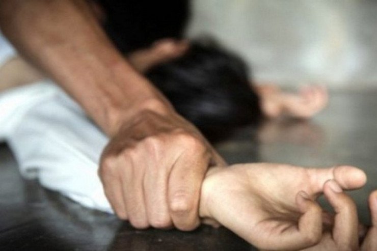 Sevgilisinin 2 azyaşlı qızını ZORLADI Sevgilisinin 2 azyaşlı qızını ZORLADI