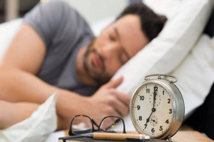 Gecə qəfil oyandıqdan sonra yenidən necə yatmaq olar?