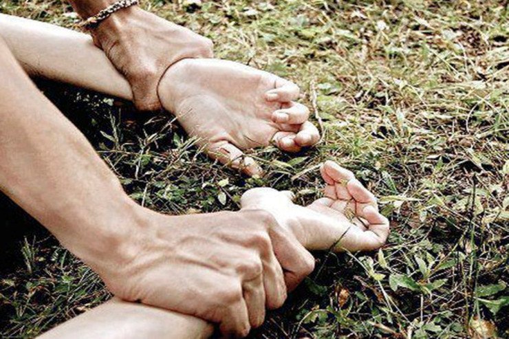 Təzə tanış olduğu qızı meşədə zorladı Təzə tanış olduğu qızı meşədə zorladı