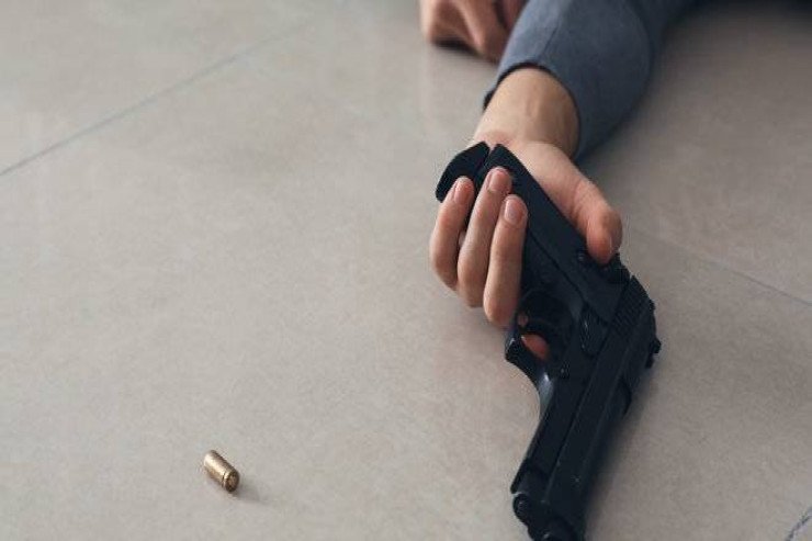 Bacısının öldüyünü zənn edib eyni silahla intihar etdi