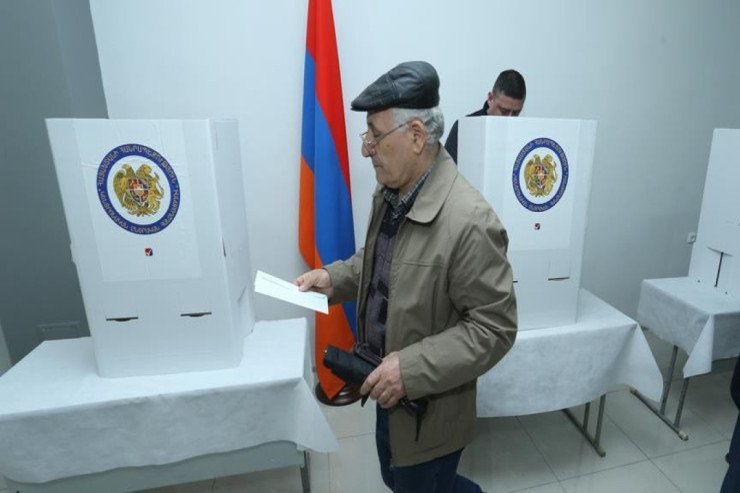 Qəbiristanlıqda qeydiyyatda olanlar səs verdilər 