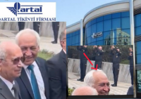 Şəhidin dəfnində qəşş edib gülən adam GÖRÜN, KİMDİR...