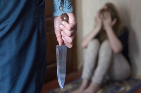 Ağdaşda DƏHŞƏT: 17 yaşlı oğlan anasını bıçaqladı