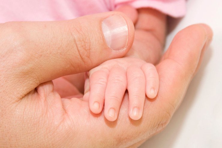 Yeni doğduğu qızı ağladığı üçün sümüklərini qırdı Yeni doğduğu qızı ağladığı üçün sümüklərini qırdı