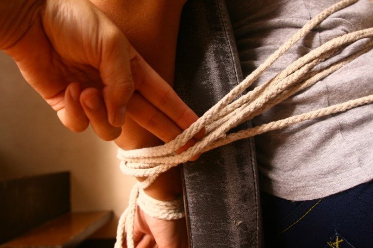 Müəllimi qaçırdılar, soyundurub küçəyə atdılar