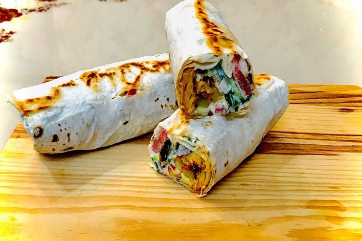 Azərbaycanlı usta şaurmanı bəyənməyən müştərini bıçaqla qovdu Azərbaycanlı usta şaurmanı bəyənməyən müştərini bıçaqla qovdu
