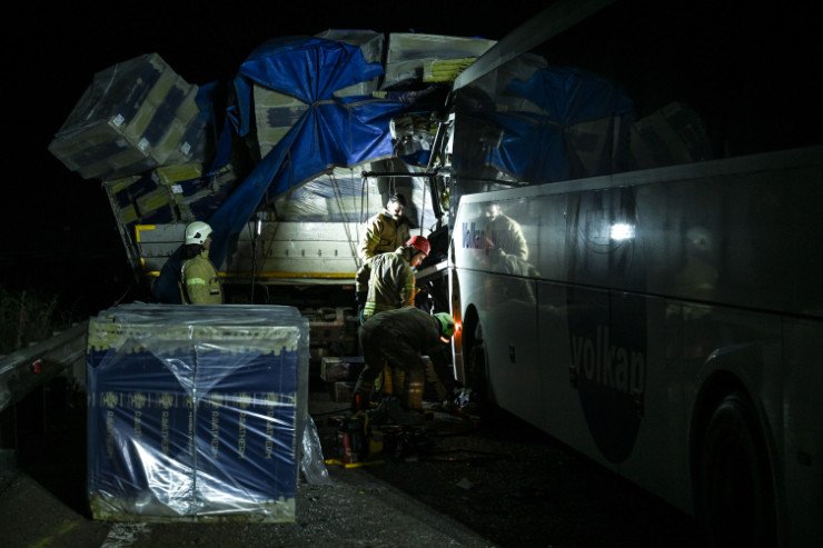 Avtobus yük maşını ilə toqquşdu, ölən və yaralananlar var Avtobus yük maşını ilə toqquşdu, ölən və yaralananlar var
