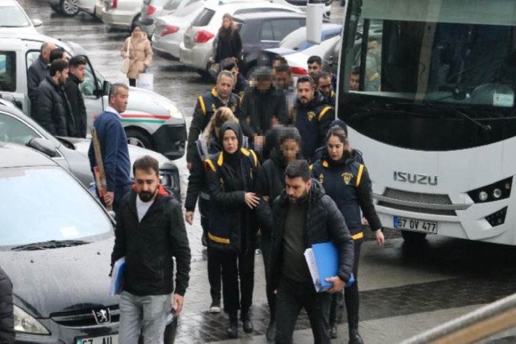 13 milyonluq dələduzluq edən dəstə TUTULDU: biri azərbaycanlıdır 13 milyonluq dələduzluq edən dəstə TUTULDU: biri azərbaycanlıdır