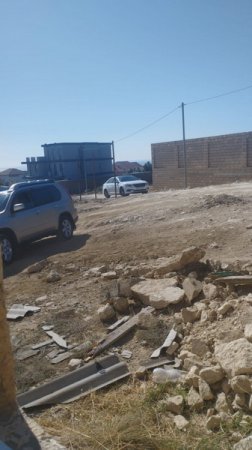 Səbailin icra başçısı Vüqar Zeynalovun “qoçu dəstəsi” də, 5 nəfər doğma-yaxını Qarabağ uğrunda gedən savaşlarda şəhid olan imkansız qadının evini başına uçurdu — BİABIRÇI ÖZBAŞINALIQ