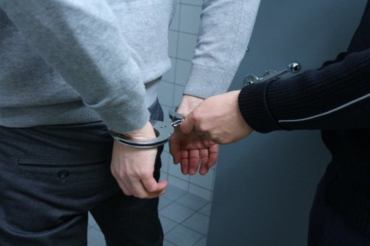 13 yaşlı şagirdi ilə intim mövzularda yazışan müəllim saxlanıldı