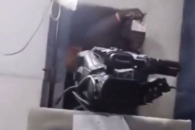 Polis canlı yayıma basqın edib qonağı apardı Polis canlı yayıma basqın edib qonağı apardı