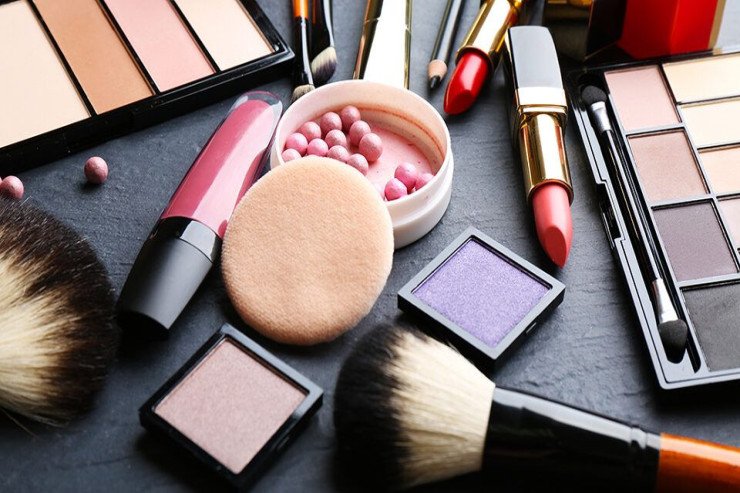 Bakıda qadın mağazadan kosmetik vasitələr oğurladı