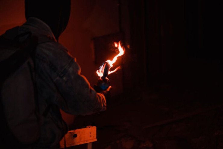 Hesabında pul olmayan qadın bankı yandırdı Hesabında pul olmayan qadın bankı yandırdı