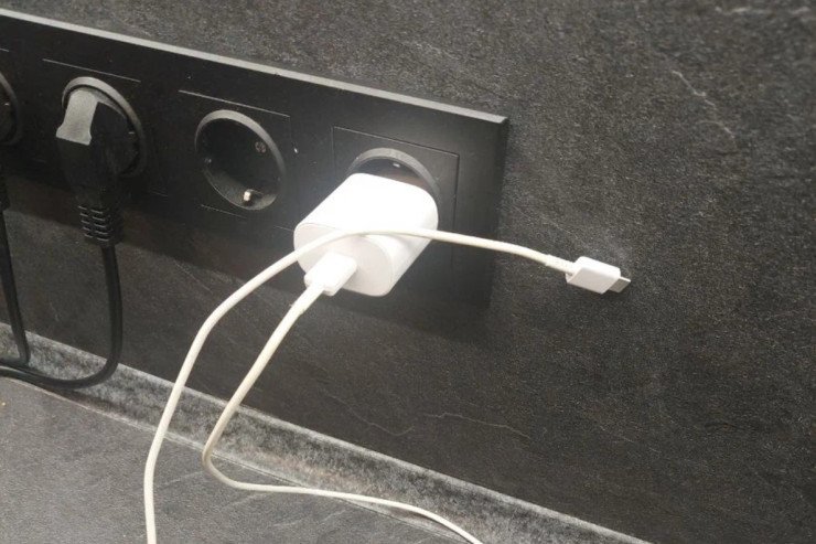 Adapteri telefonsuz rozetkada saxlamağın TƏHLÜKƏLƏRİ Adapteri telefonsuz rozetkada saxlamağın TƏHLÜKƏLƏRİ