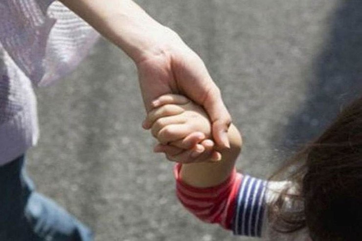 Ana və azyaşlı övladını sürüyərək şöbəyə aparan polis cəzalandı Ana və azyaşlı övladını sürüyərək şöbəyə aparan polis cəzalandı