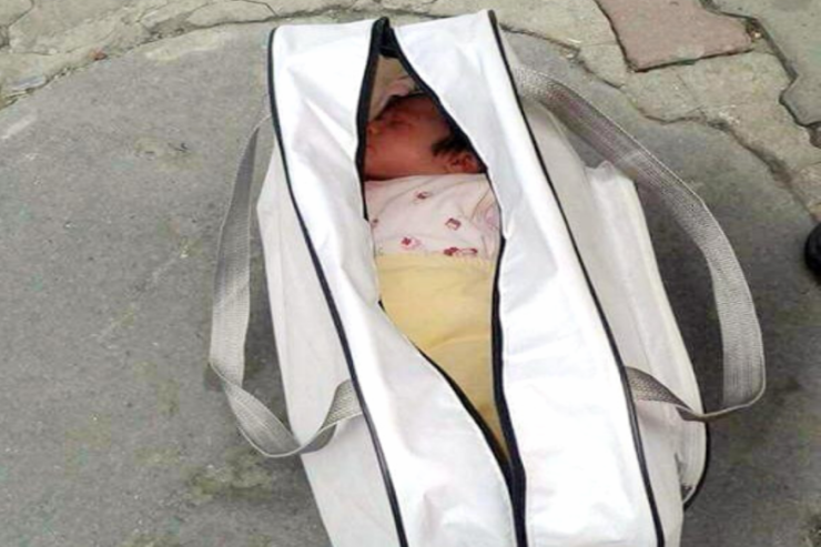 Körpəni çantaya qoyub qarğıdalı tarlasına atdılar Körpəni çantaya qoyub qarğıdalı tarlasına atdılar