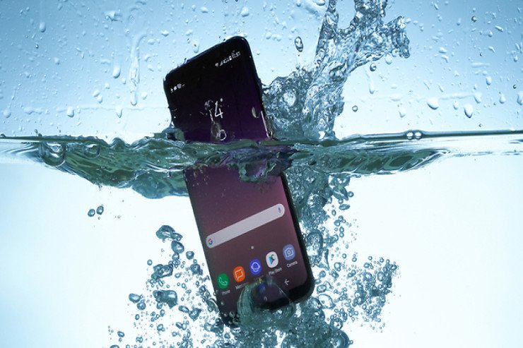 Suya düşən telefon belə xilas edilə bilər