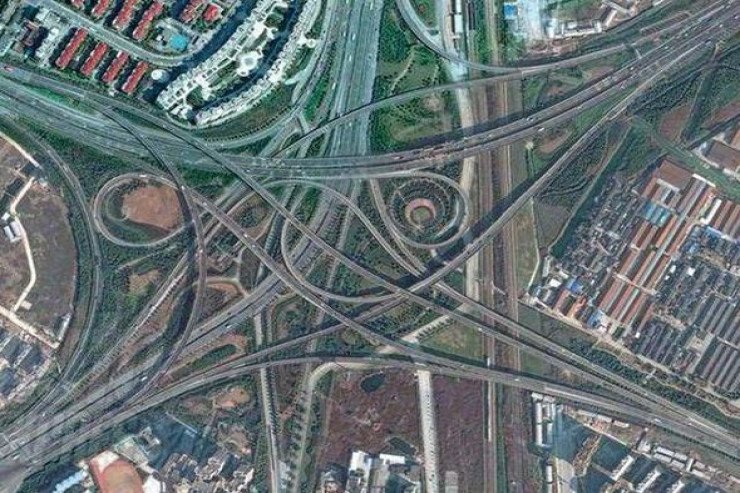 Dünyanın ən mürəkkəb yol qovşağı: 15 çıxış və 20 zolaq Dünyanın ən mürəkkəb yol qovşağı: 15 çıxış və 20 zolaq