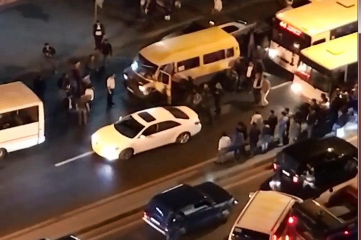 Bakıda kütləvi dava: bıçaqlananlar var