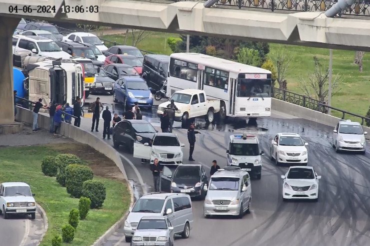 “Koroğlu” metrosu yaxınlığında yük maşını AŞDI: yanacaq yola dağıldı