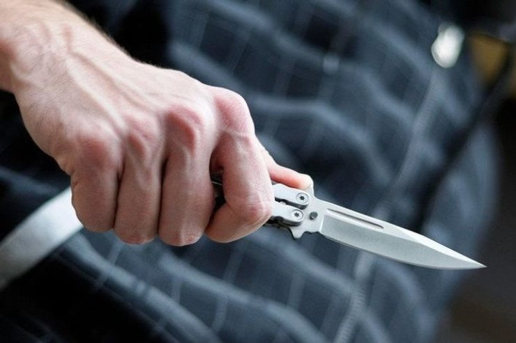 Bakıda kişi marketin qarşısındabıçaqlandı